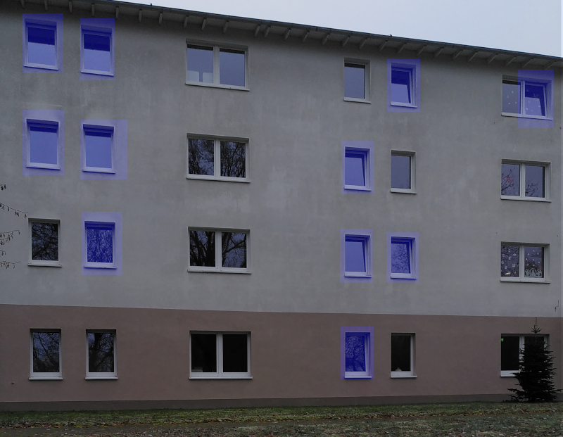 gekippte Fenster im Winter bei Temperaturen rund um den Gefrierpunkt